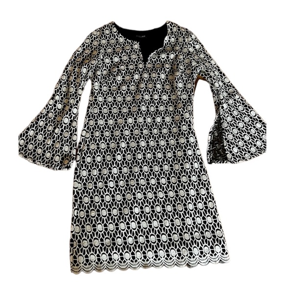 Dress Barn Dresses & Skirts - Dress barn B&W dress. Sz small! Scalloped bottom & cute bell sleeve with slit.